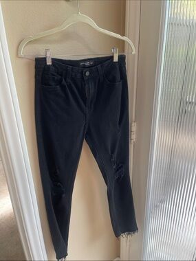 Just Black Cropped Distressed Ankle Jeans in Black